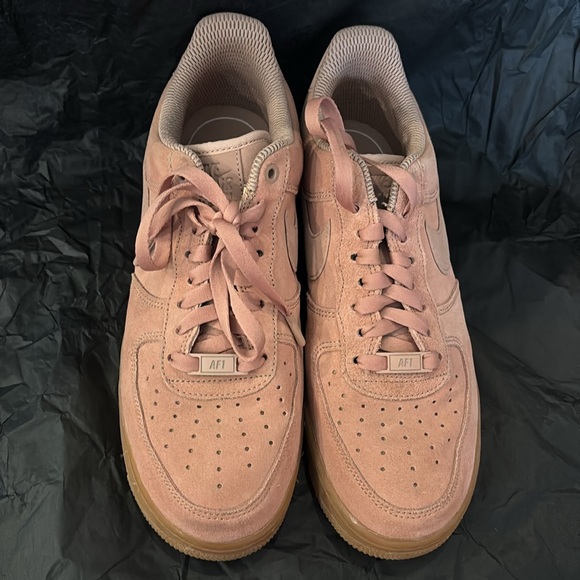 Pink suede Nike airs - Picture 2 of 4